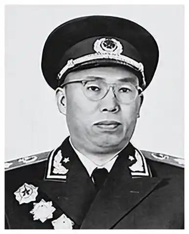 1942年，一名战士正在洗衣服时，罗荣桓偶然路过，看到这名战士拿着衣服擦拭石头，