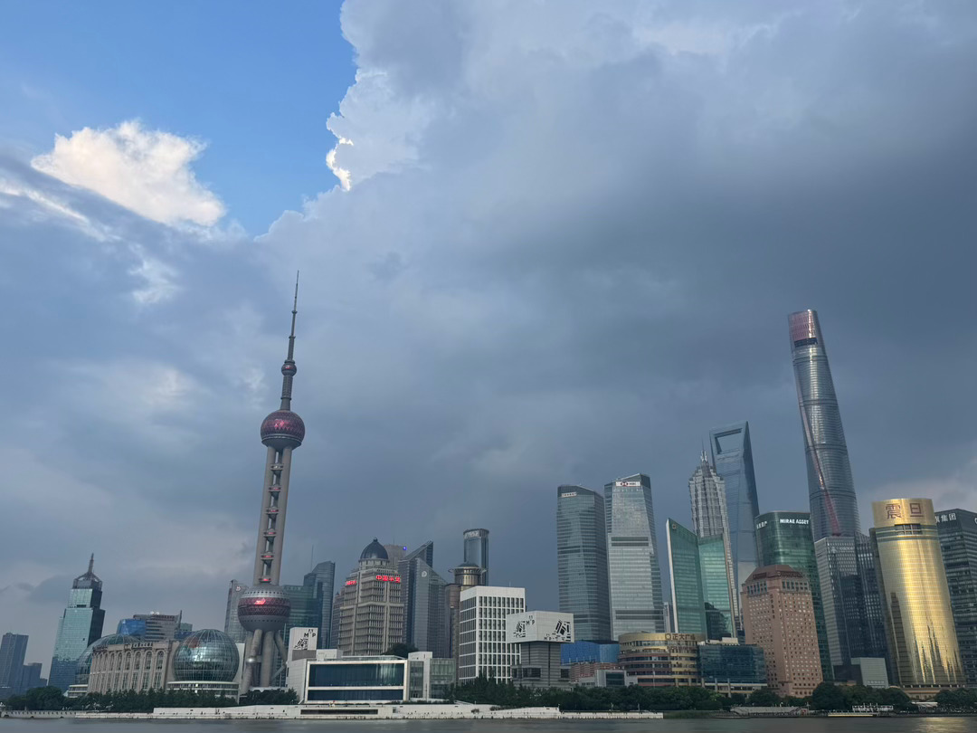 上海暴雨中午十一点多下了场大雨🌧️下午去外滩逛了逛。晚上回来开始打雷🌩️下暴
