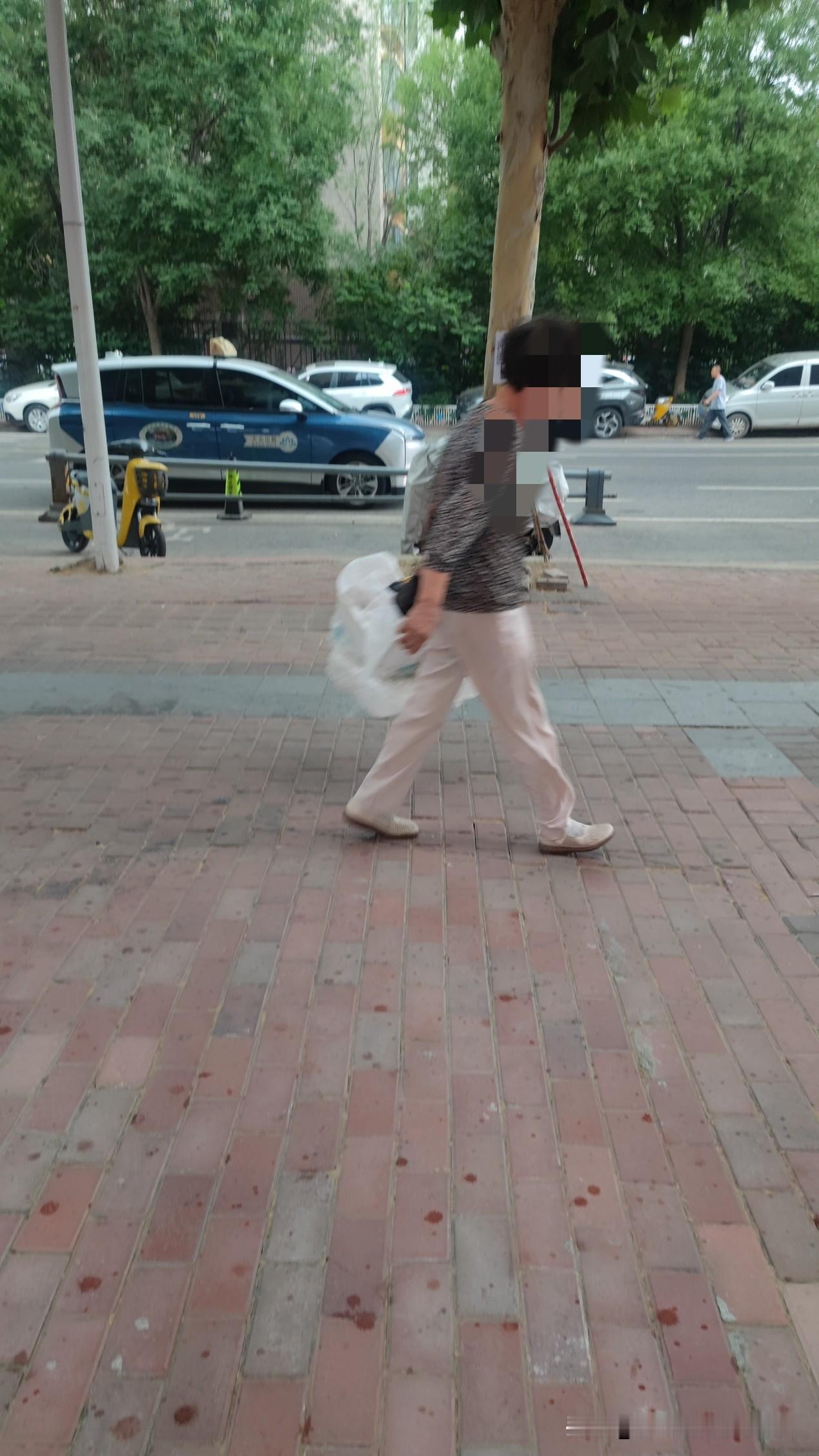 到了这个年纪，是不是都会在马路上捡废品了？

这个中年妇女穿的也不错，也挺干净，