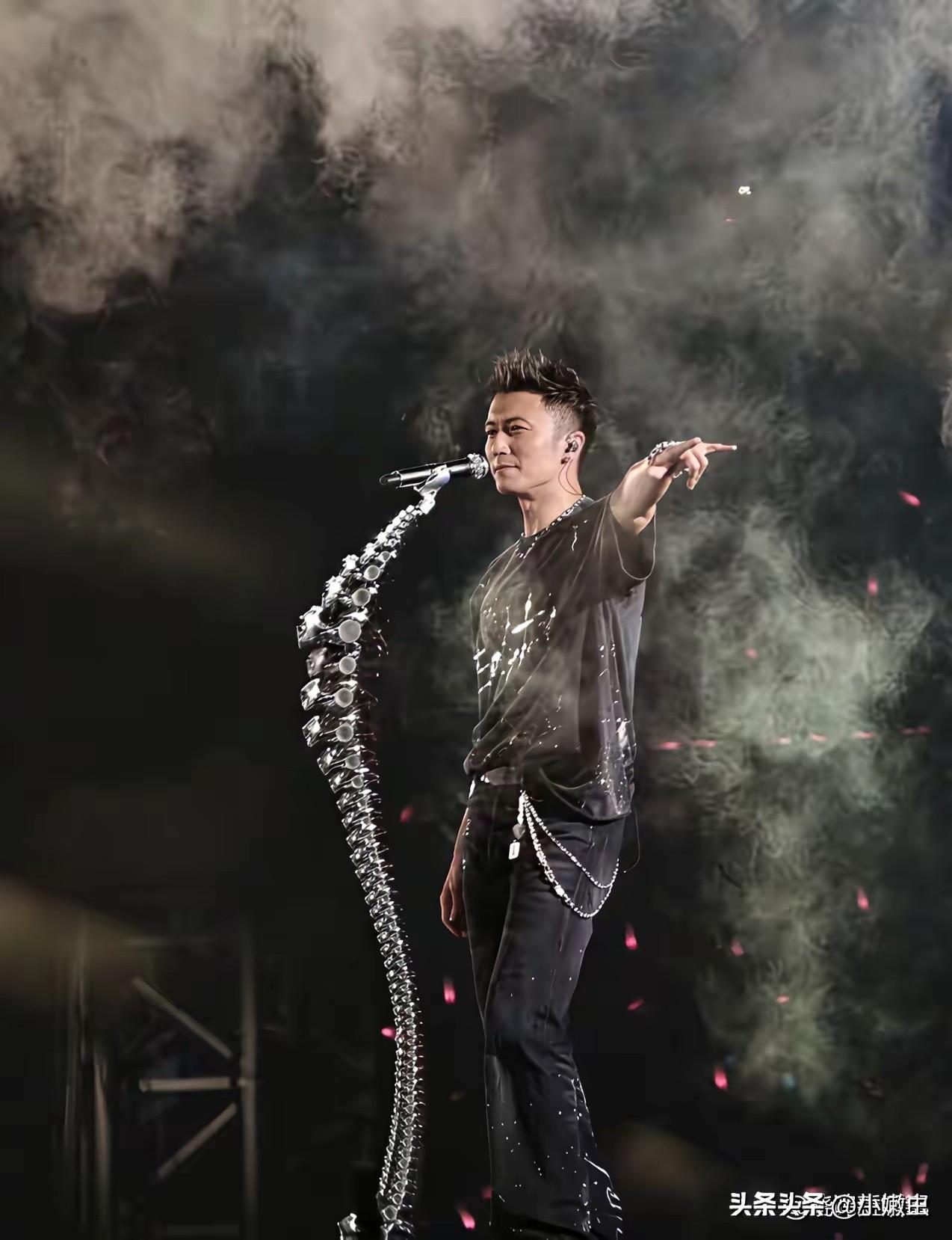 谢霆锋的八字命好。
谢贤破产了，谢霆锋却早早就出道。
他的八字命，在杨受成眼里优