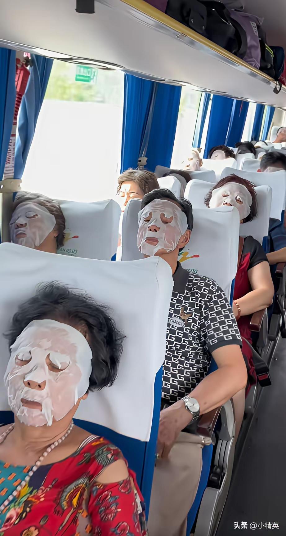 哈哈！不使点手段，怎能让大妈们集体噤声呢？
旅游大巴车上的这一幕，着实让人佩服这