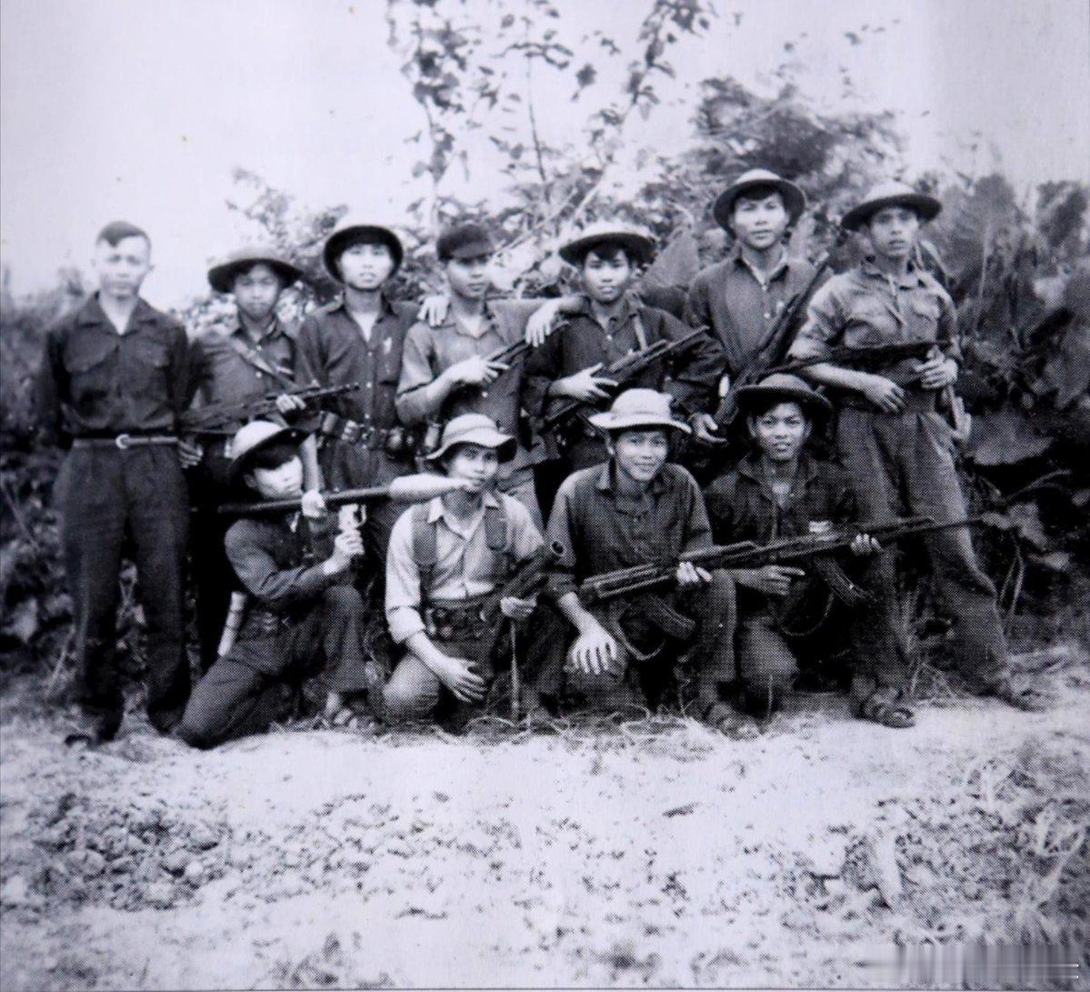 黄文莱——越南广岘省安全厅厅长（站立者，最左）与C110部队在进攻鹅岛前合影，1