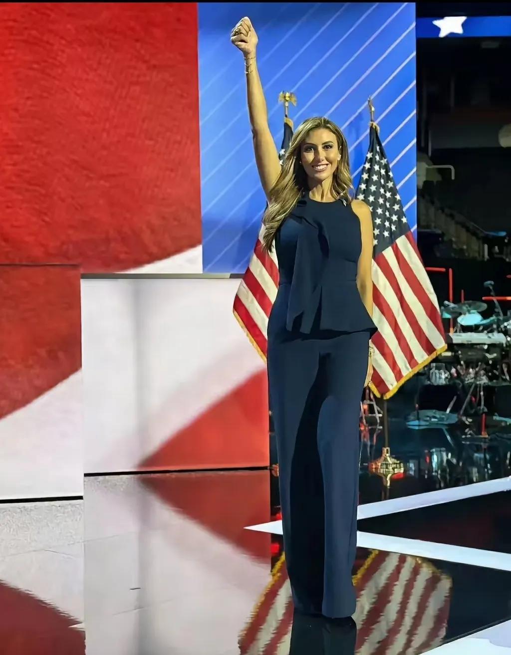 突发消息！
特朗普白宫新任发言人！
在美国的政治舞台上，种族问题始终是一个核心议