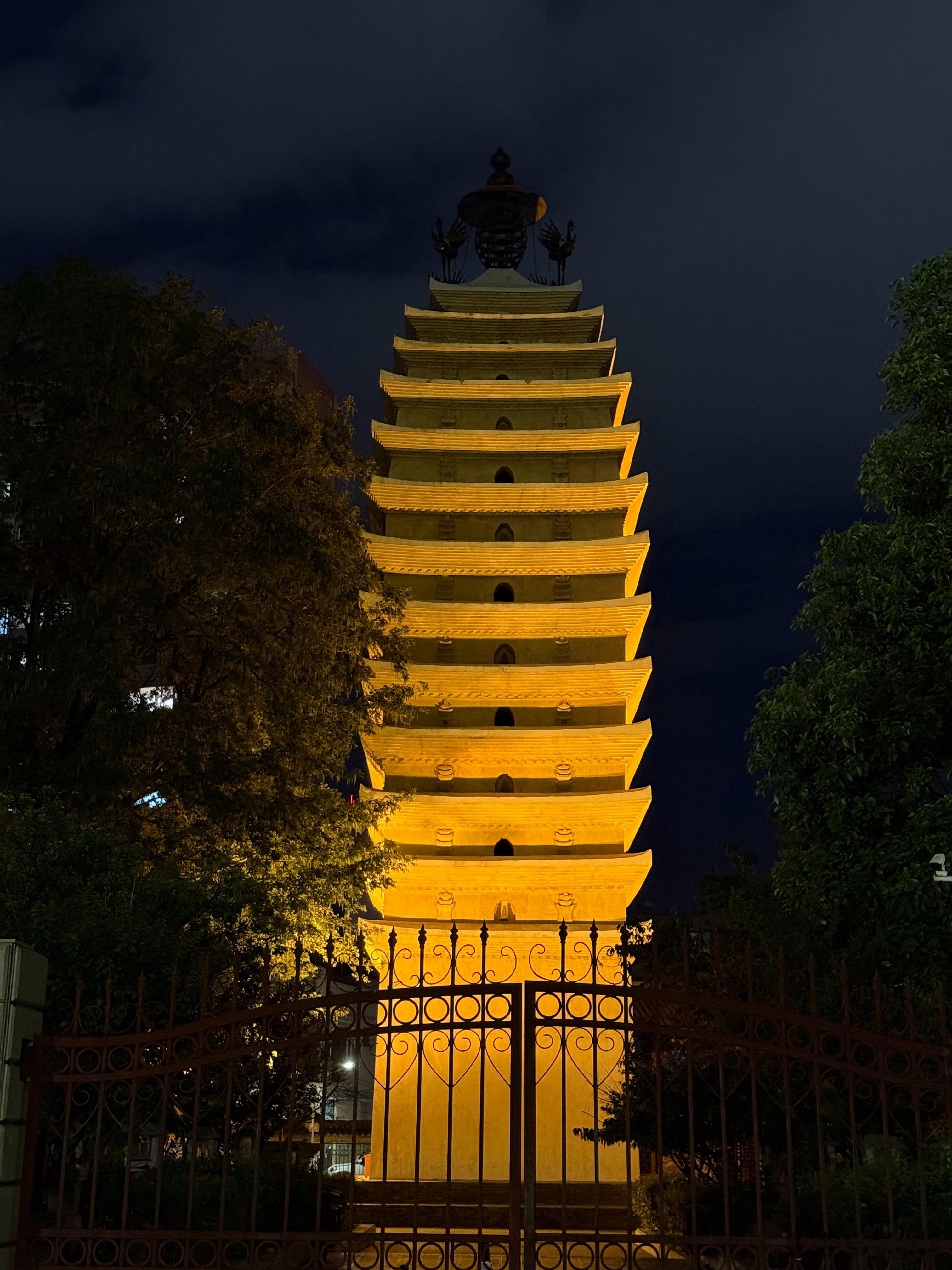 路过了昆明的慧光寺塔，俗称西寺塔，位于昆明东寺街慧光寺内，与东寺塔（常乐寺塔）并