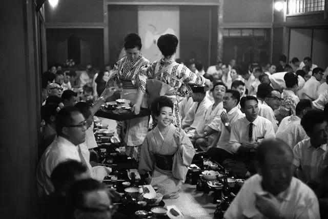 历史老照片：日本的1965年

这些照片是世界著名的人文摄影家、决定性瞬间理论创