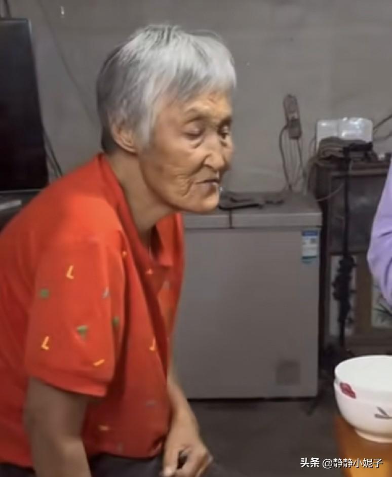 成成更新视频，徐姥姥越来越消瘦，家里依旧一贫如洗，破破旧旧，灶台上黑乎乎的，徐姥