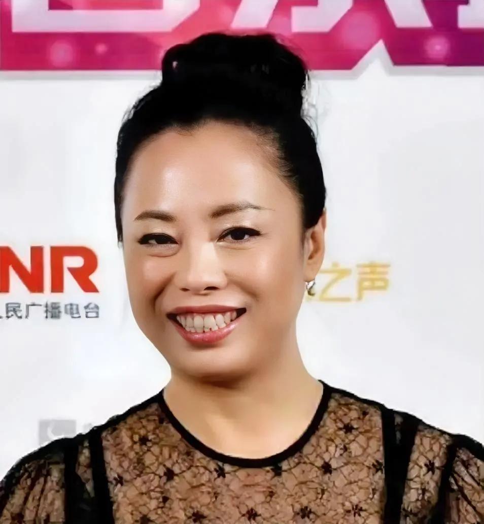 好励志，绝对没整，
黄妈就是瘦了。
一下子变成了女神！
