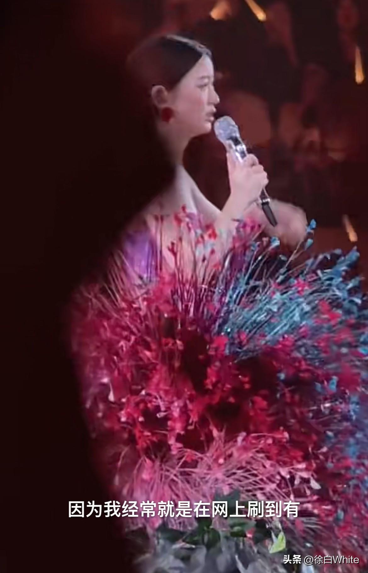 3月29日，单依纯演唱会现场发言上热搜
“经常刷到网上很多人翻唱我的歌，炫技，我