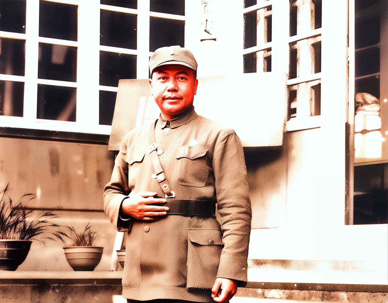 他是黄埔一期，他是国民革命军陆军中将，也是陈诚“土木系”核心将领。
      