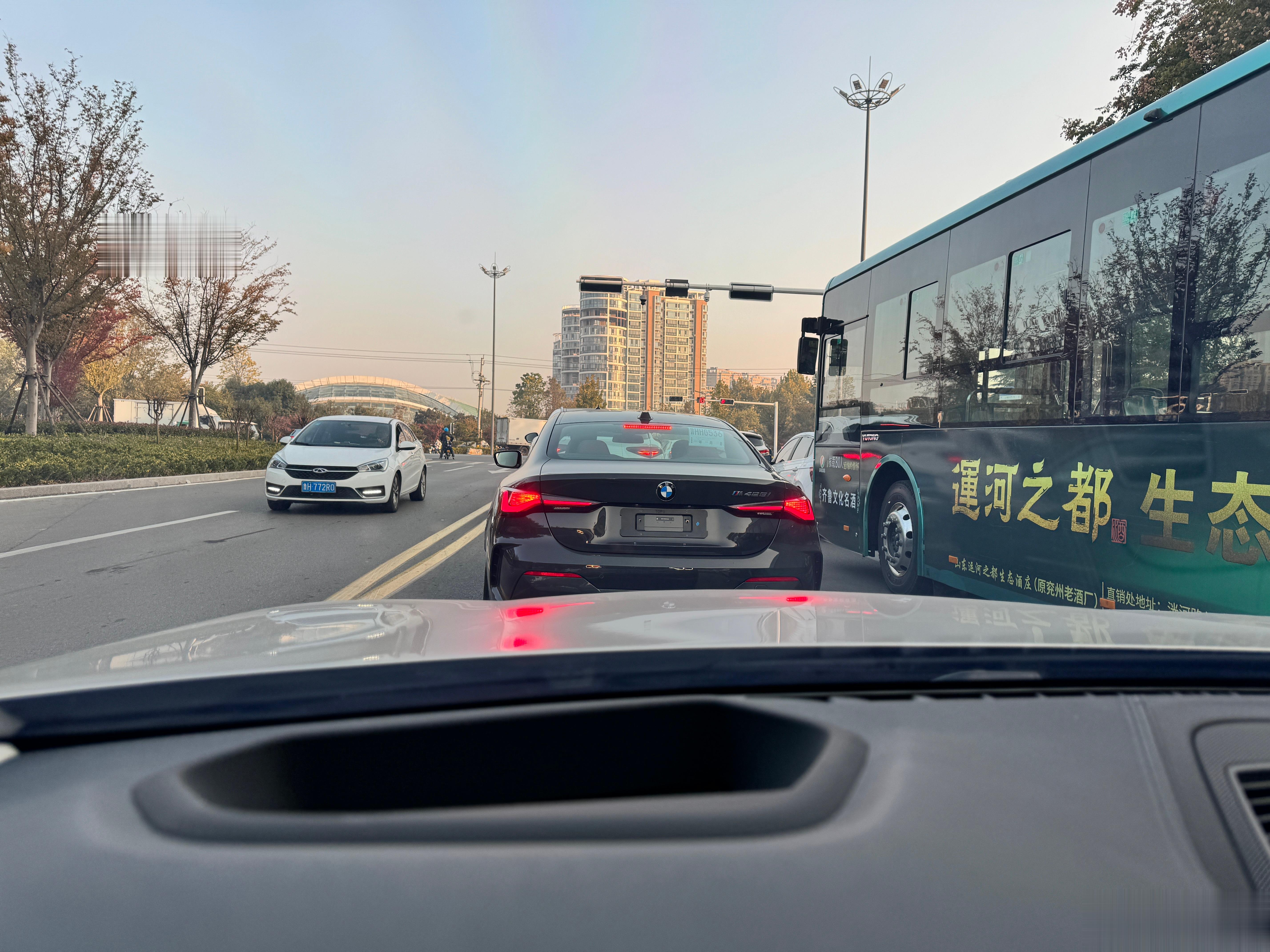 上班路上遇到一辆跑车，可惜没有开蓬。从外观上来看，这应该是硬顶敞篷跑车。遗憾的是