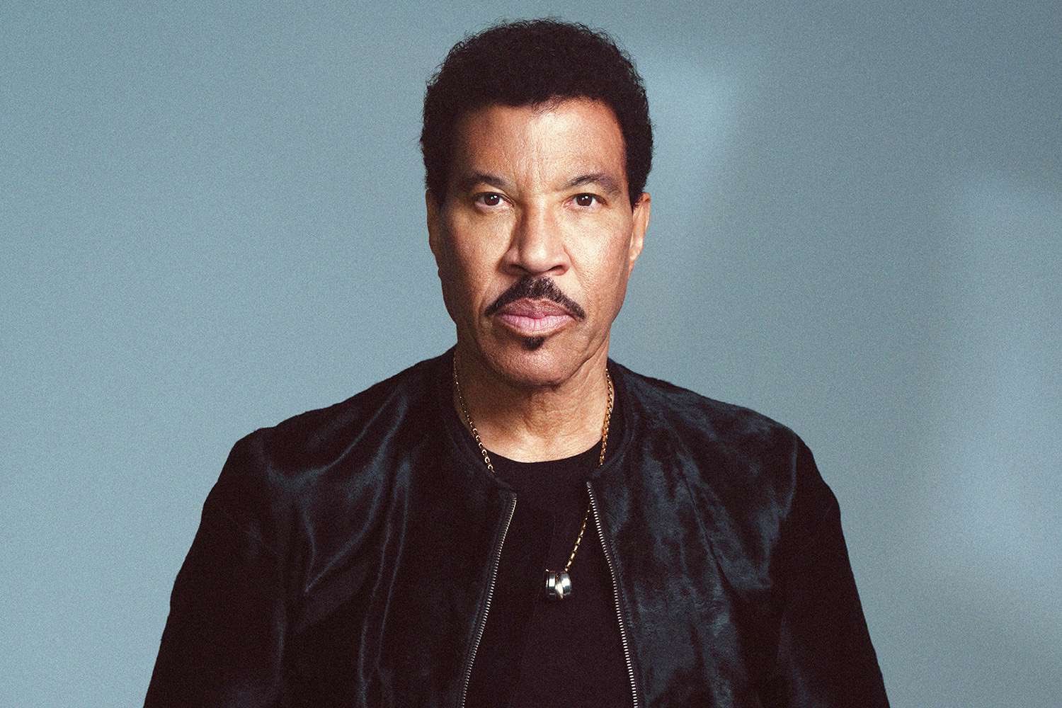 美国传奇歌手Lionel Richie在圣路易斯演唱会后因“可能的轻微脱水”被送