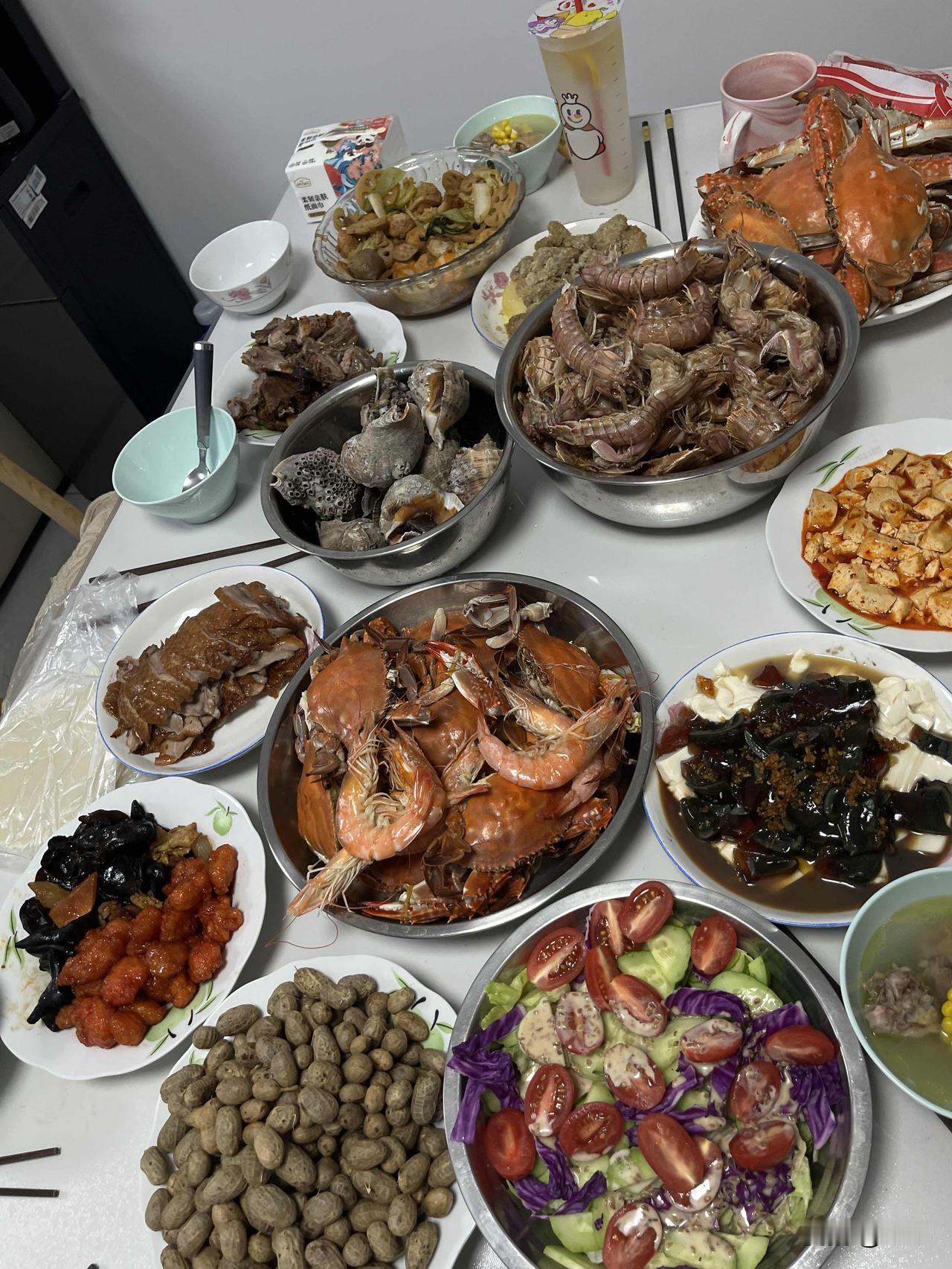 一天喝了两顿酒！

中午吃的婚宴大席跟几个同学喝了酒，下午四点半大姑姐给我打电话