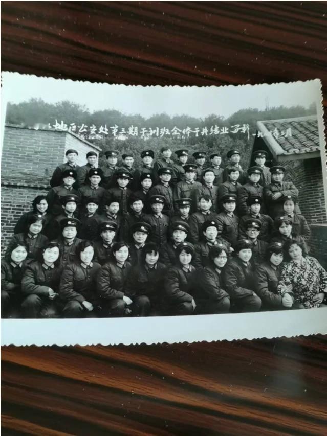 当年内江地区公安处第三期干警培训班是从1981.10.25.开始，至1982.2