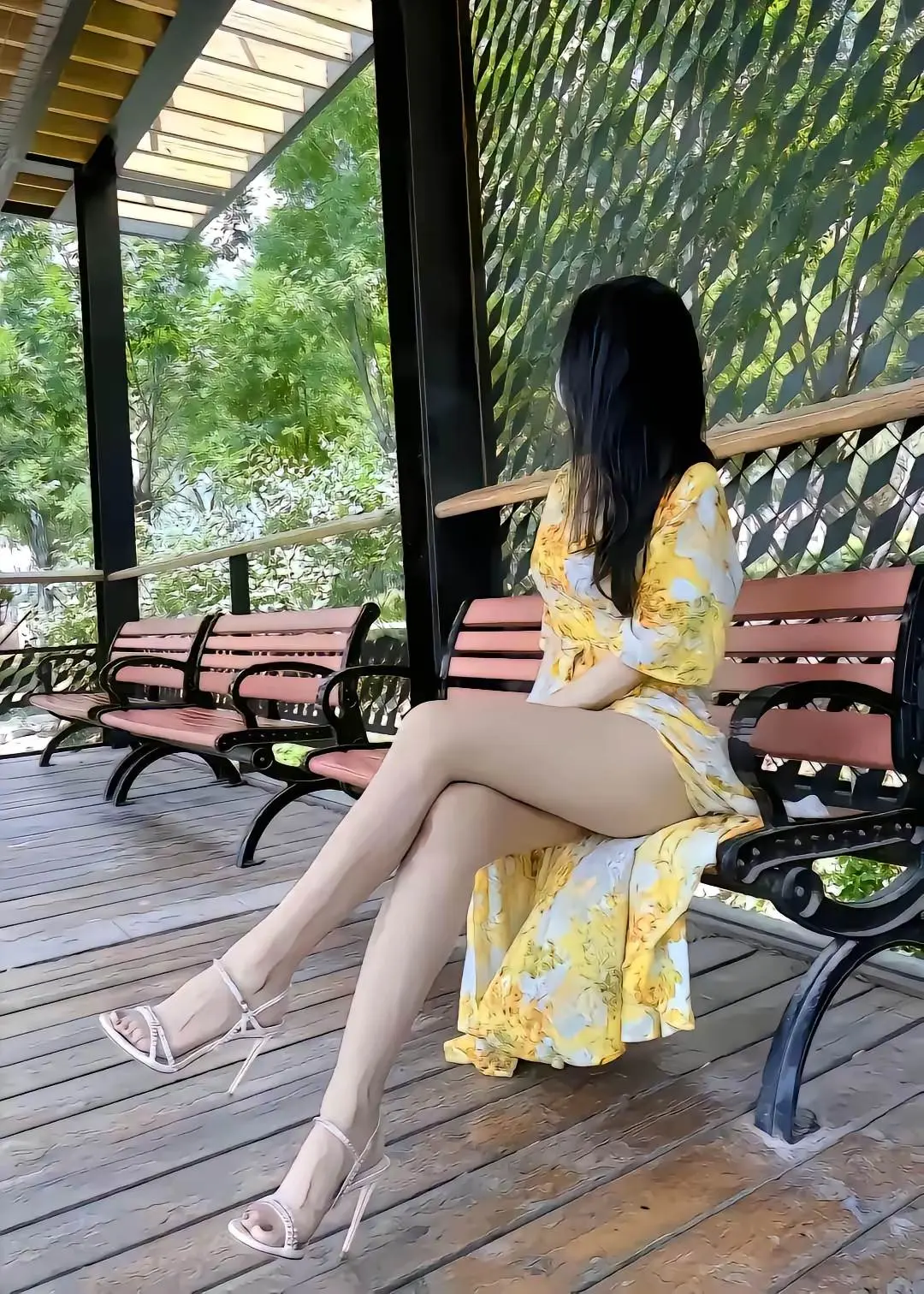 钱是最可靠的东西"努力赚钱吧，钱是成年人最大的体面，人给不了的东西，钱能给