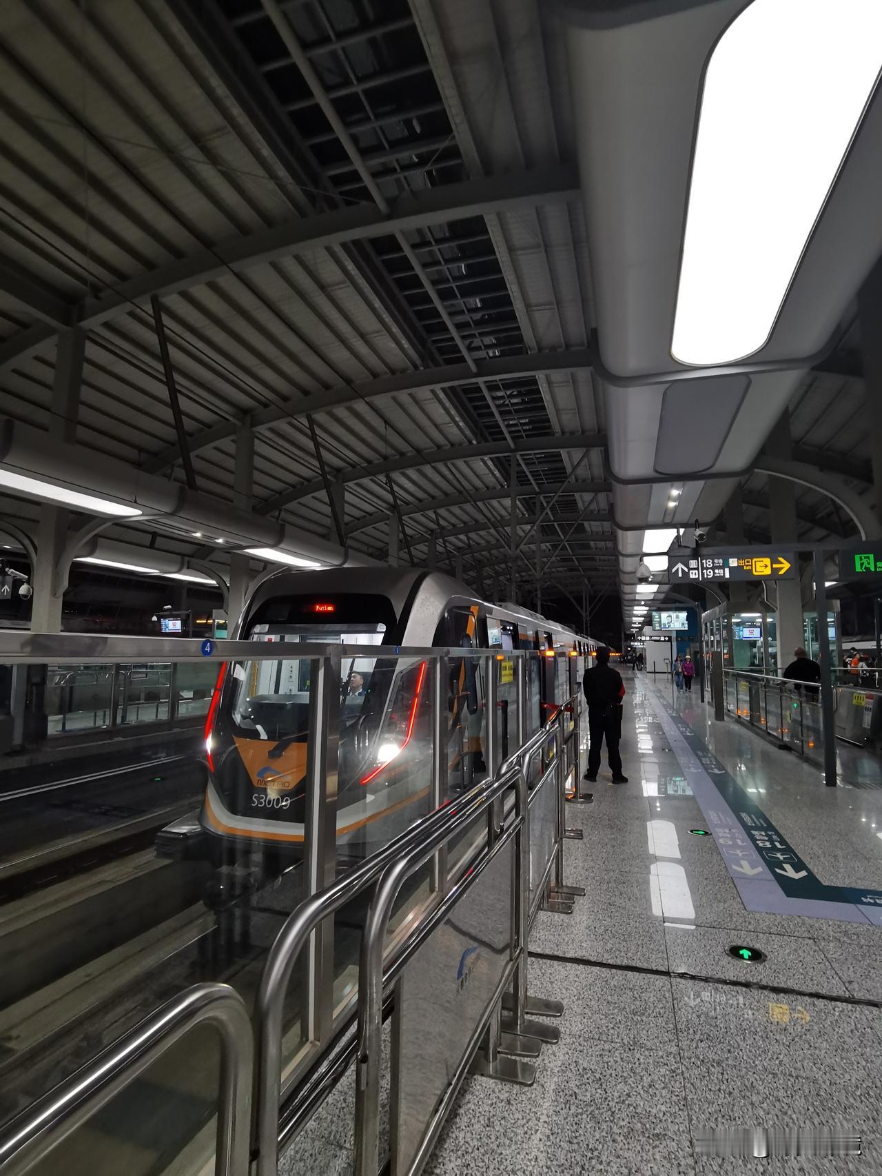 体验四川第二城地铁线

资阳市是四川第二座开通地铁的城市。资阳地铁与成都地铁并轨