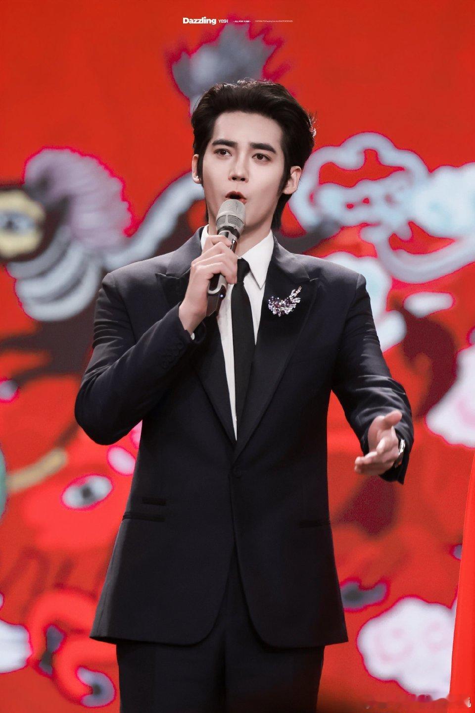 于适百花迎春晚会，主持人太帅啦！！国泰民安 