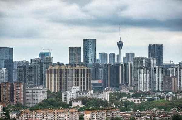 很多人买房会先看眉山、德阳、广汉，觉得离成都近又便宜，但本质是“低价换弱流动性”