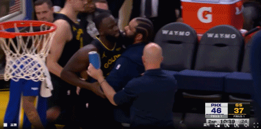 突然自爆追梦格林推搡吉莱斯皮，然后挑衅裁判要技犯，裁判把他驱逐出场！ 