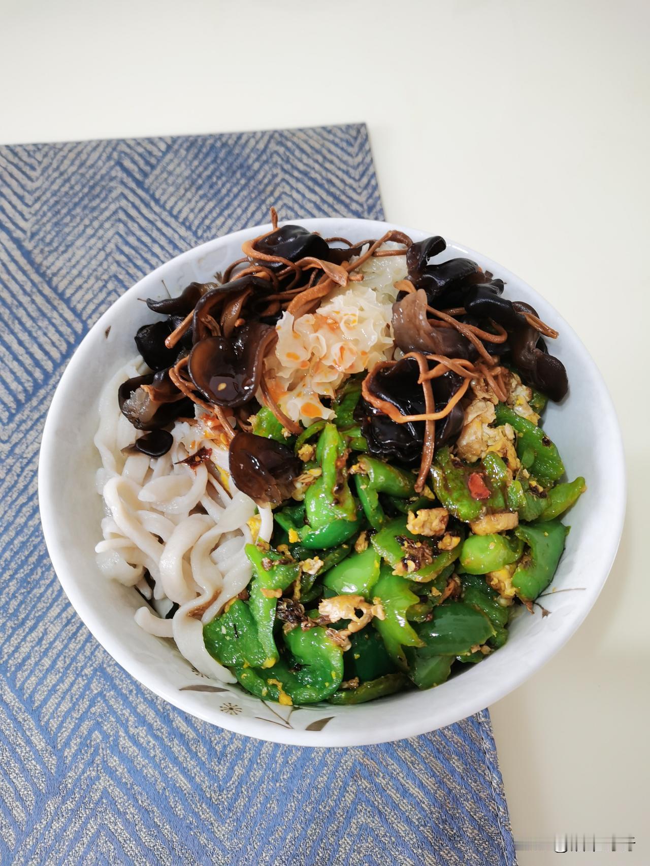 食堂的菜咸到离谱，大伙纷纷抱怨。后勤大姐解释：压力大容易犯困，菜做咸一点，大家多