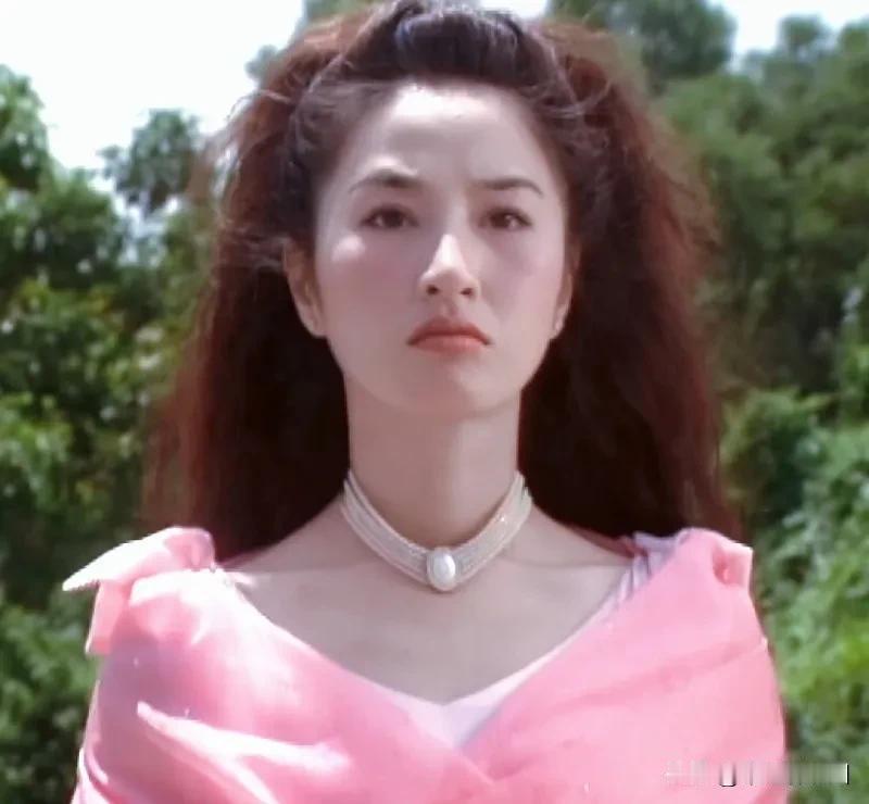 关咏荷早期少女妆造也是很美丽动人，很多网友说娥姐居然还有这么少女的时候啊，因为不