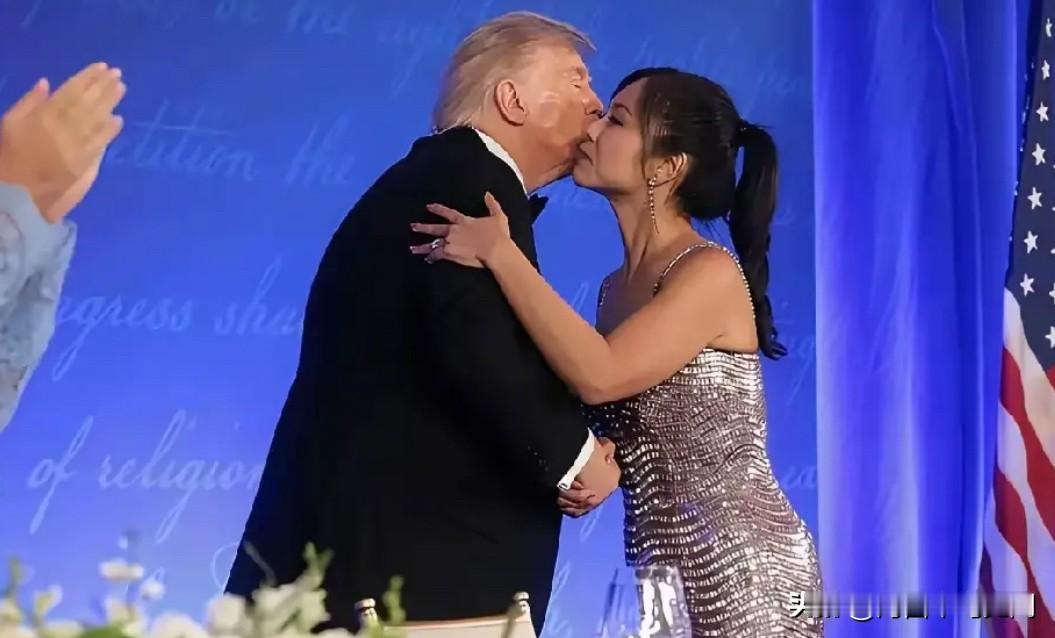 白宫记者协会晚宴，白宫记者协会主席蒋维佳向特朗普行礼节性礼仪，特朗普觉得很满意。