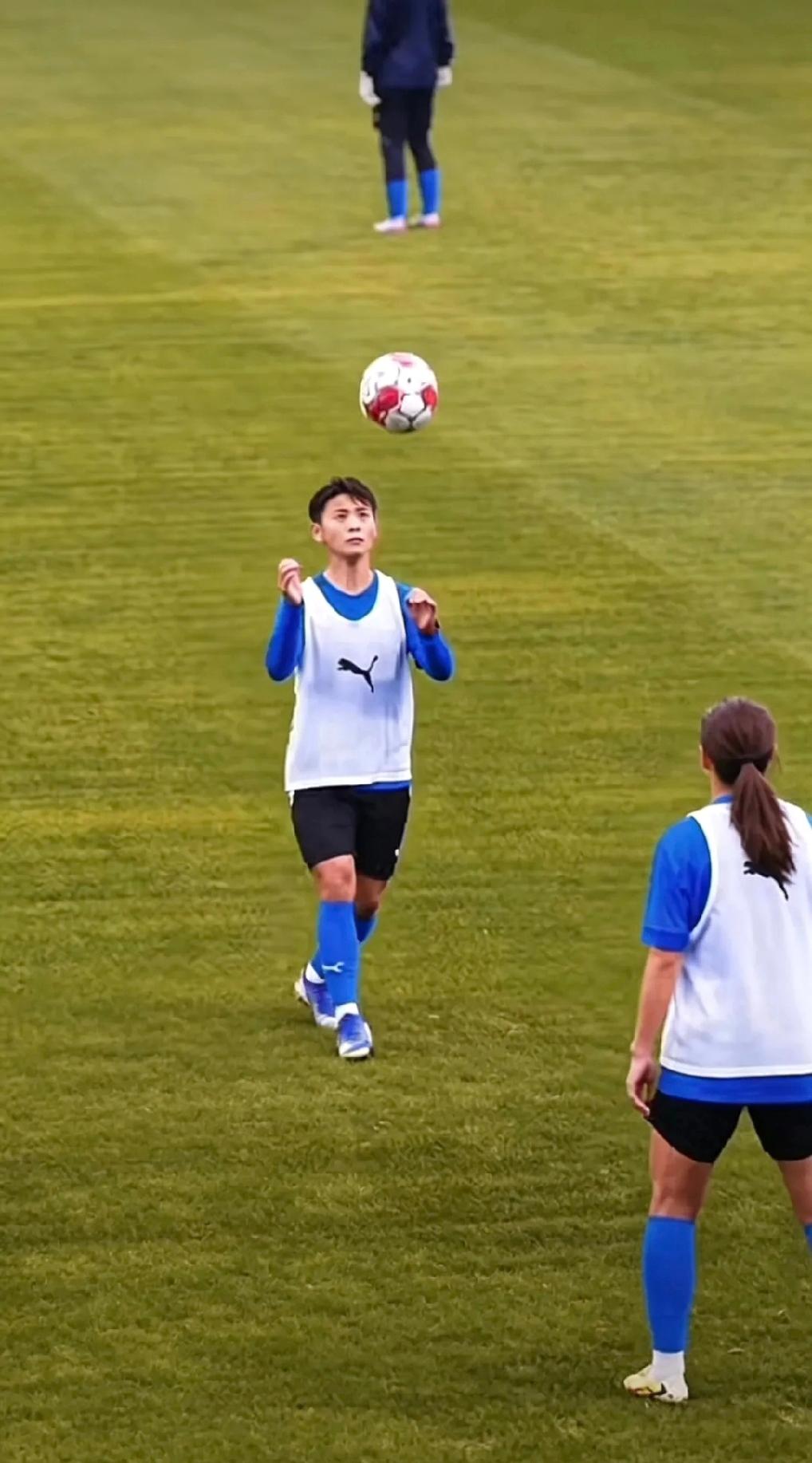 武汉女足新主场实图训练来了。

刚从国家队回来的姑娘们全员归队，直接扎进了武汉家