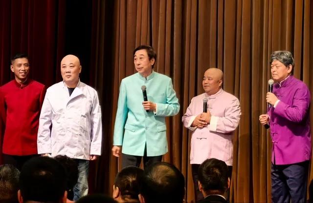 5位曲艺界人士同框：

我只认出了高大修伟、手持话筒的著名相声表演艺术家冯巩，身