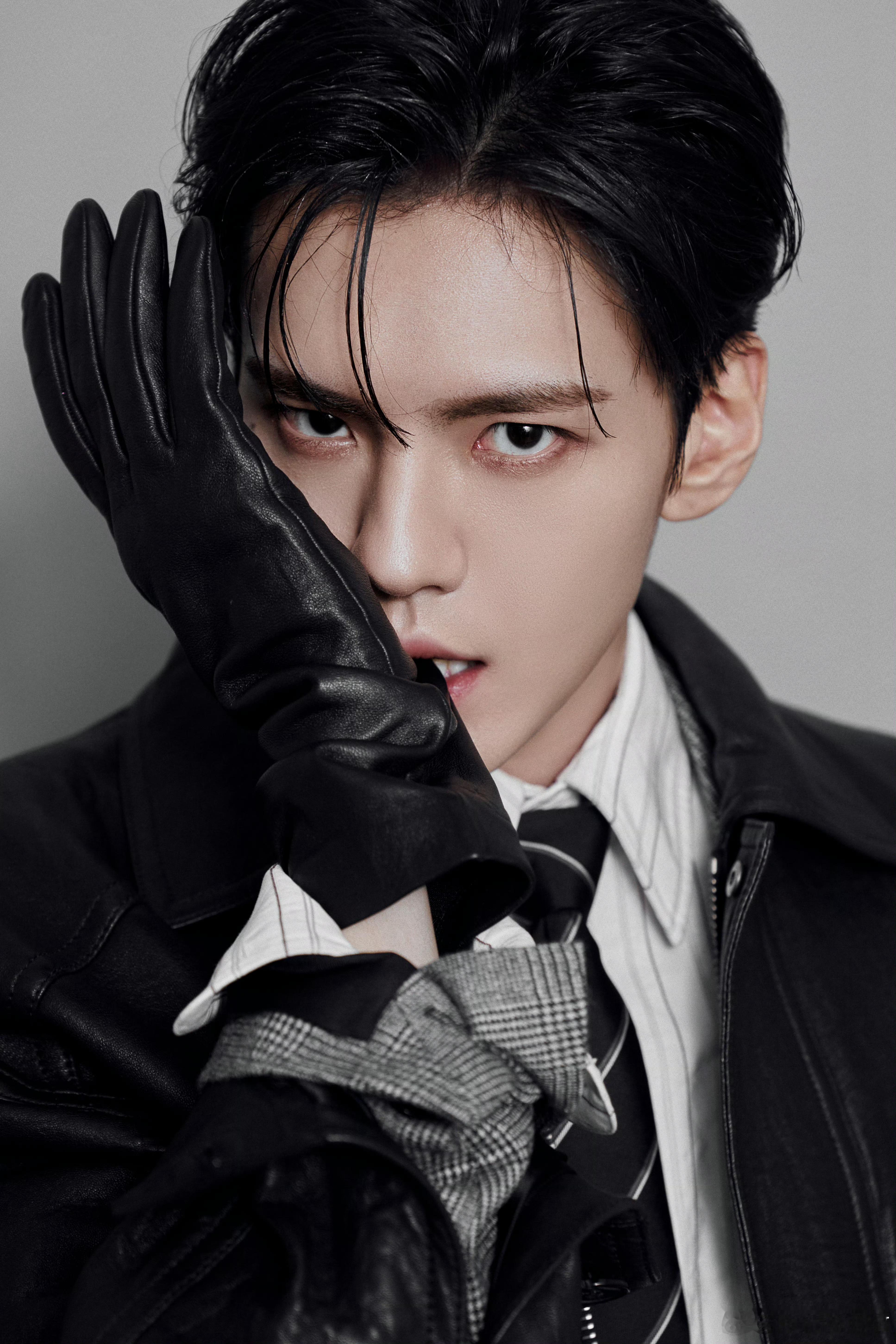 毕雯珺的腿比我人生都长 谁被毕雯珺长腿戳中！ELLE盛典黑色皮衣皮靴造型，霸总感