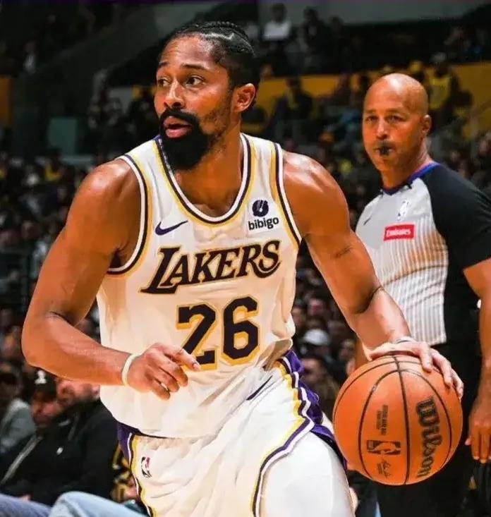 丁维迪此前场均6.5分，打首发后，爆砍20+，哈姆让里弗斯替补。
第一，丁维迪在