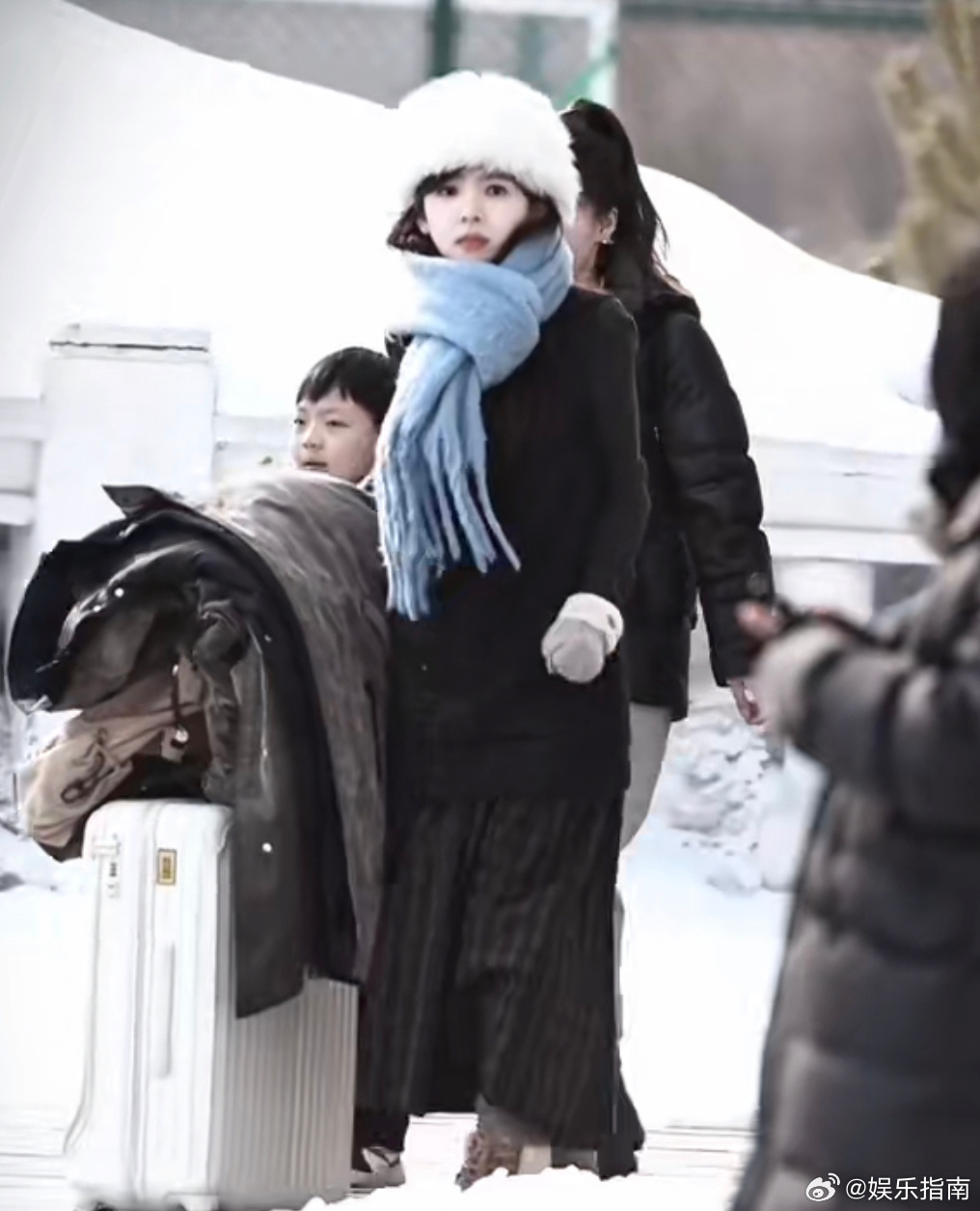 章若楠《想把你和时间藏起来》沈千盏路透，清冷感冬季女友，好有氛围！ 