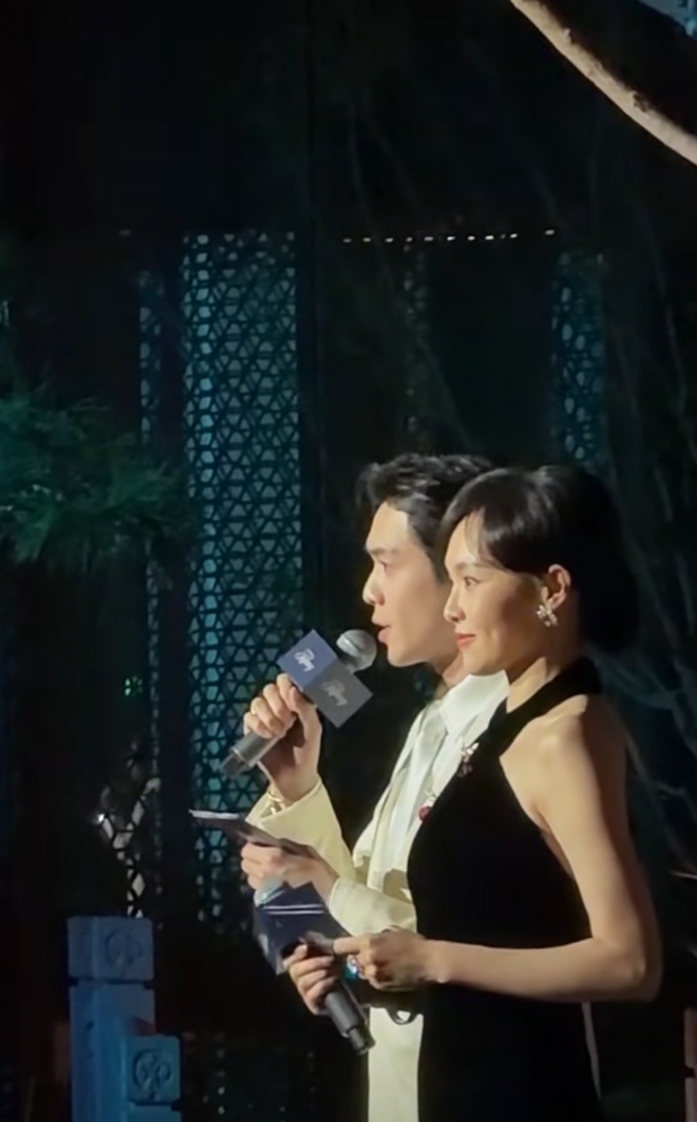 唐嫣张若昀搭档主持唐嫣张若昀主持晚宴张若昀换了珠宝，唐嫣换了裙子，好看！ 