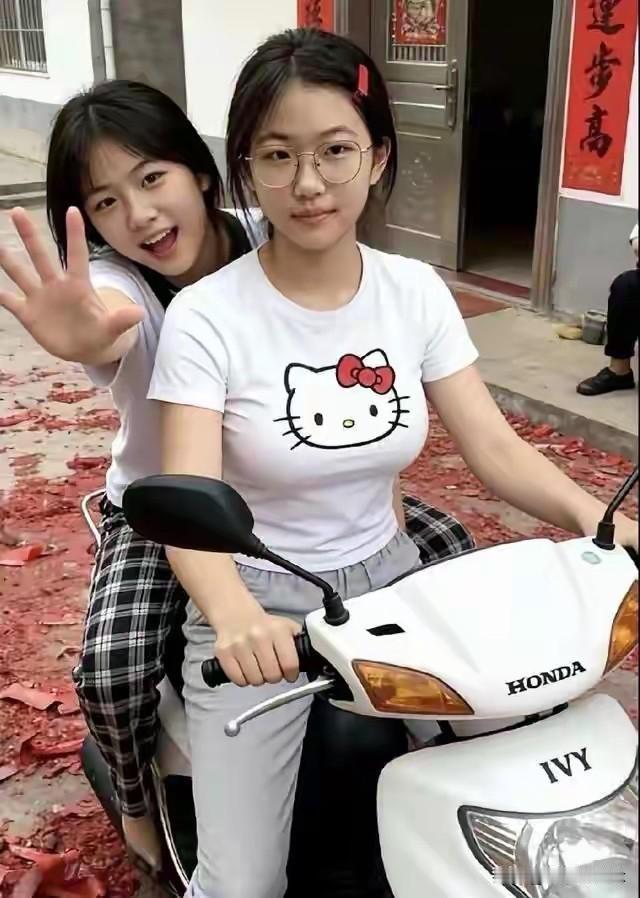 两个邻家小姑娘骑电动车出门，活泼又清爽，你更喜欢哪一个？
农家小院门口满地鞭炮红