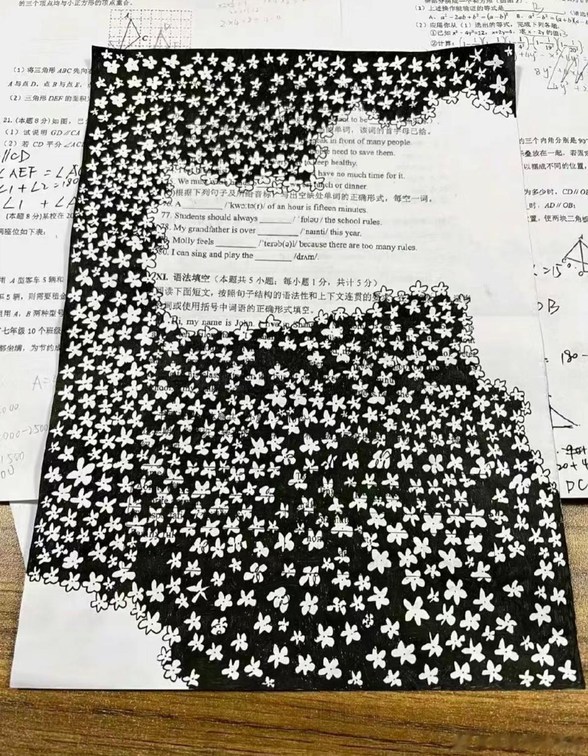 老师监考的时候都在干什么？能看出来是真的很无聊了[笑cry][笑cry][笑cr