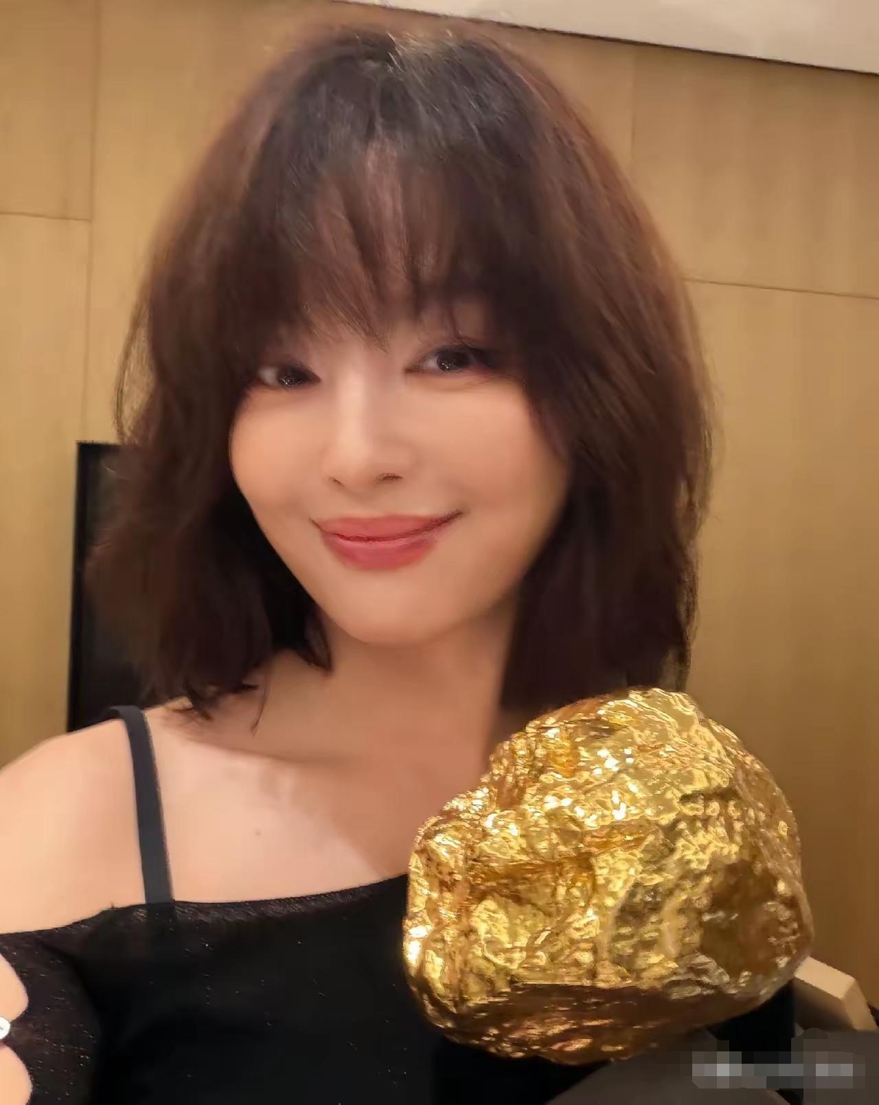 辛芷蕾做梦都没想到她会荣获中国导演协会，年度女演员奖。真是红气养人啊，不竟得了奖