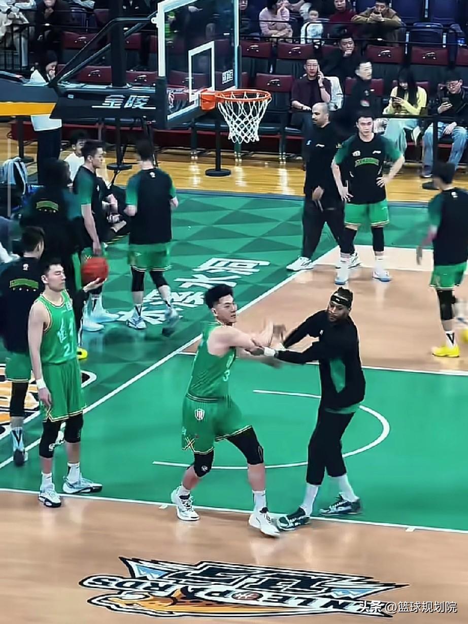 你这太欺负年轻人了！莫兰德作为张陈的陪练！

辽宁男篮赛前训练时，莫兰德作为张陈