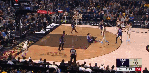 底角三分张手命中！别把塞斯不当库里！
在今天NBA常规赛勇士对阵国王的第一节比赛