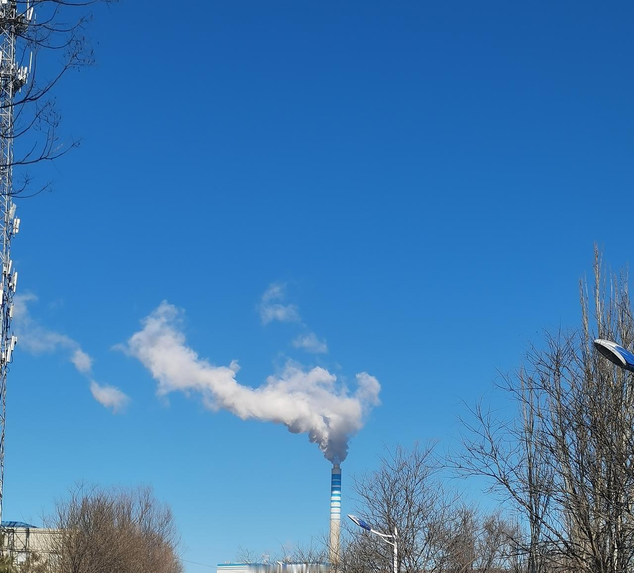 ＃随手拍张天空照＃
     这是我随手拍的一张天空照片，瓦蓝的天空洁白无云，发