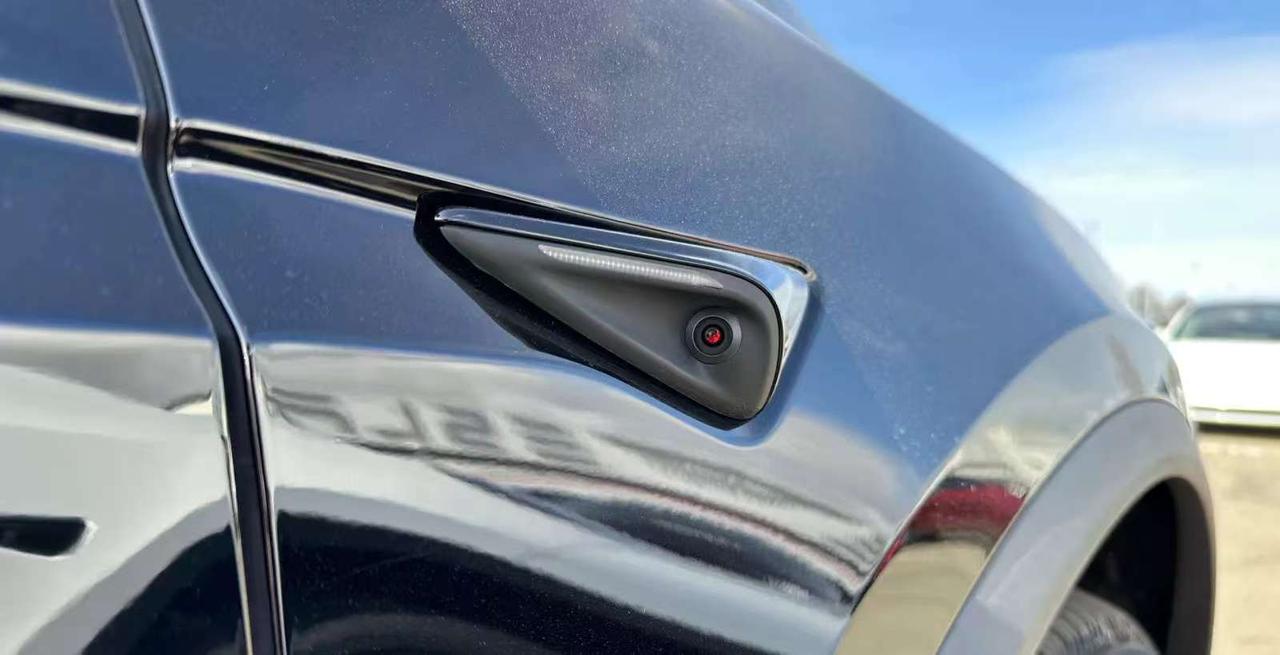 特斯拉将升级外部摄像头
特斯拉似乎正在调整外部摄像头，为AI5套件做准备。目前特