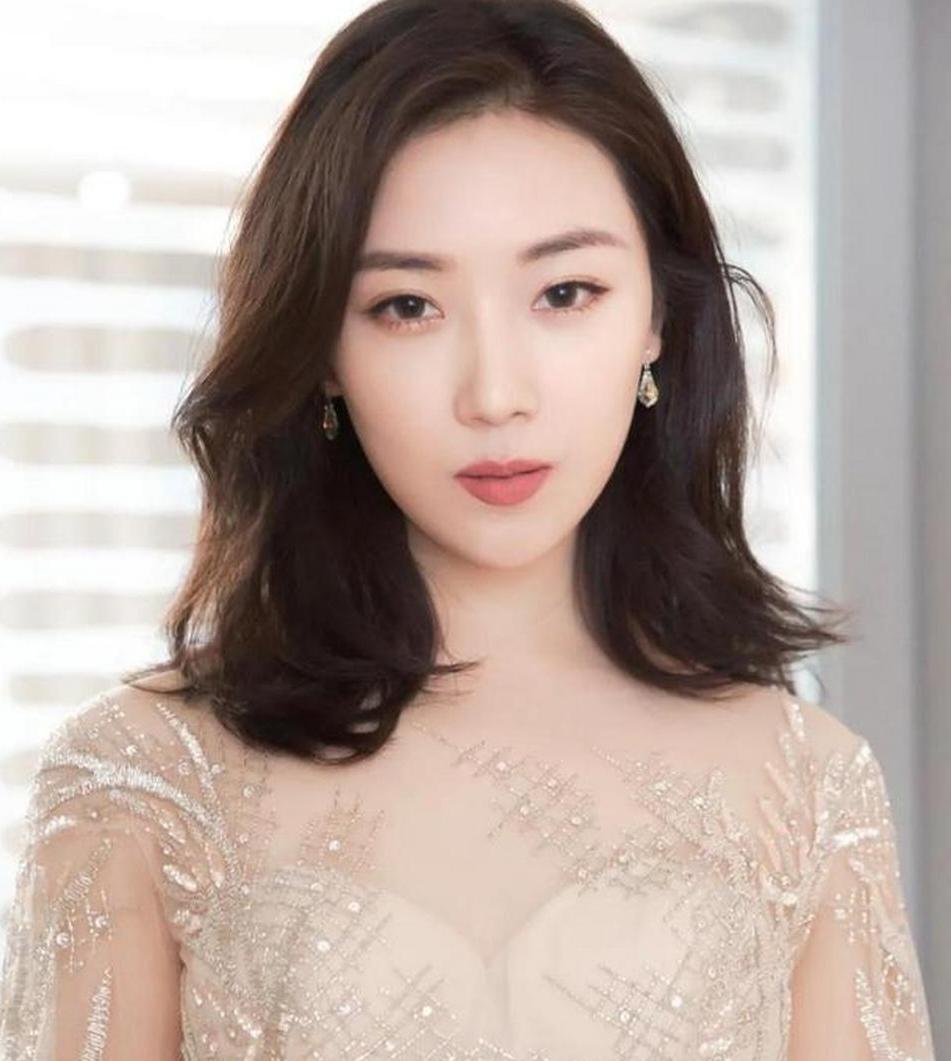 正在播出的电视剧《小城良方》里，演员菅韧姿出演某卫生院的医生车明明，在一场饭局上