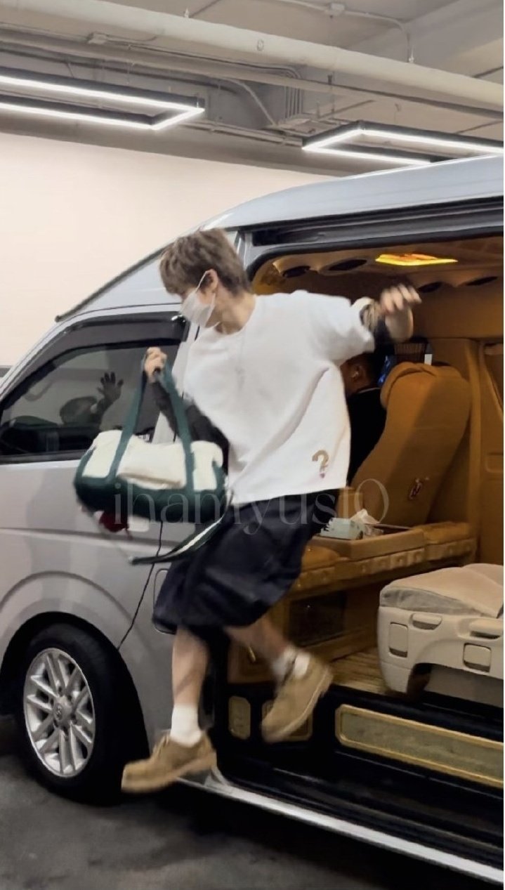 咸鸡我看你胯下有个伤口，只是想摸摸安慰你，可是你是不是病情严重了，你的伤口一直在