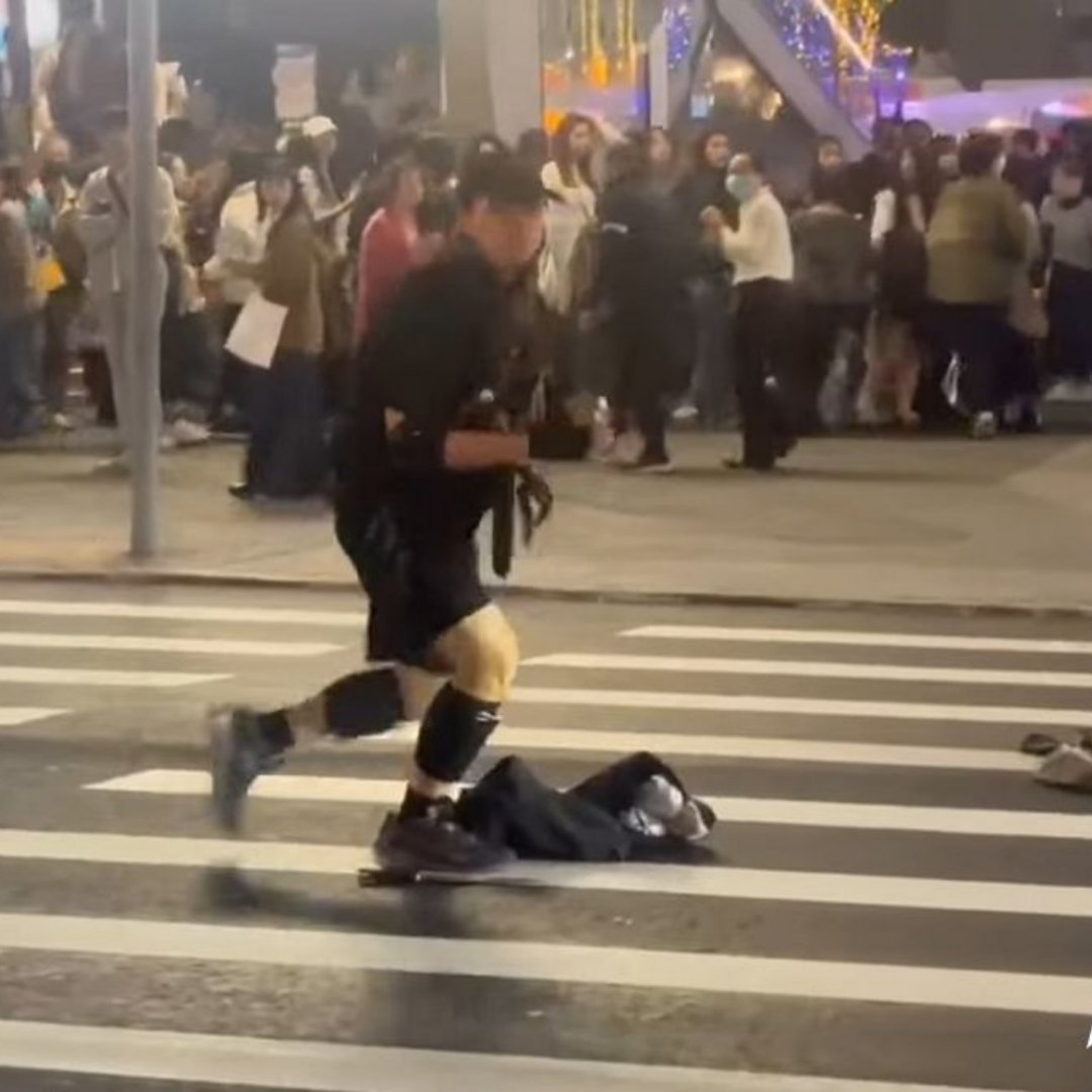 台北车站一受伤者等吃饭时被捅一刀一个少有的无差别杀人案，因为全程被拍到。¹ 刷到