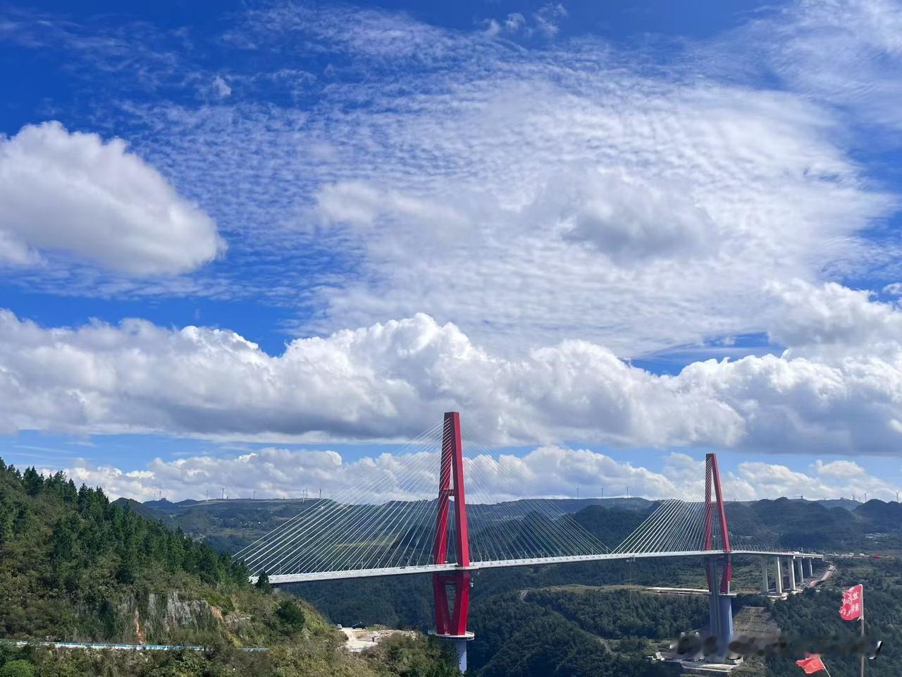 有谁知道这是什么云☁️？这又是哪里的桥？反正不是国外的，就是咱国内的。哈哈猜猜这