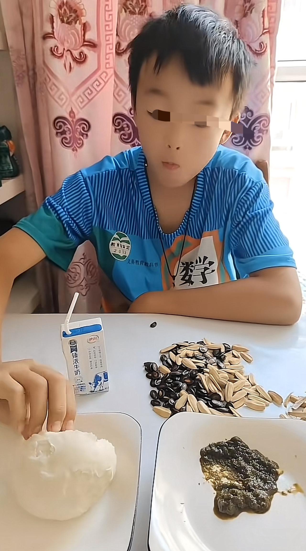 谁敢相信这是孩子上学的早餐，一盒不是纯牛奶的牛奶，一个馒头，一点韭花酱，一把瓜子