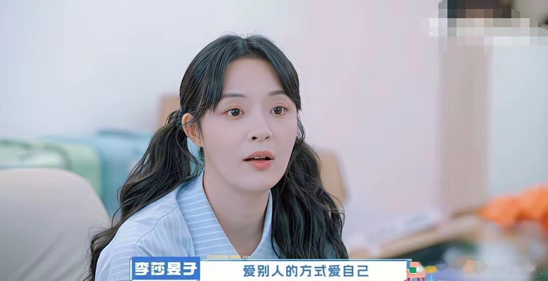 主持人李莎旻子说：“我曾经很天真的认为我会在30之前岁结婚 ，32岁之前会有自己