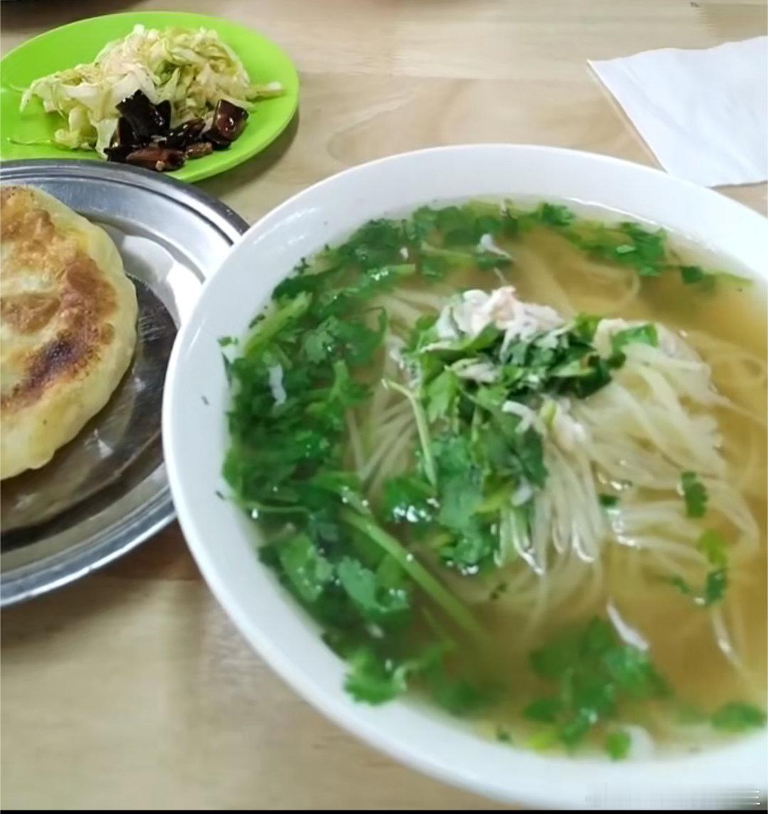 每次回来都要吃上一碗油丝面，味道好，价格也便宜才3块💰 