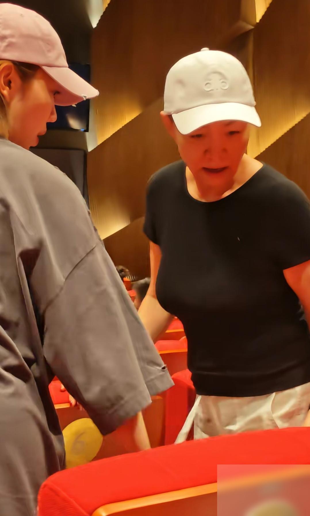 众所周知，宋丹丹的干女儿是演员姜妍，据传也有宋丹丹帮忙牵线，这回她陪着宋丹丹去看