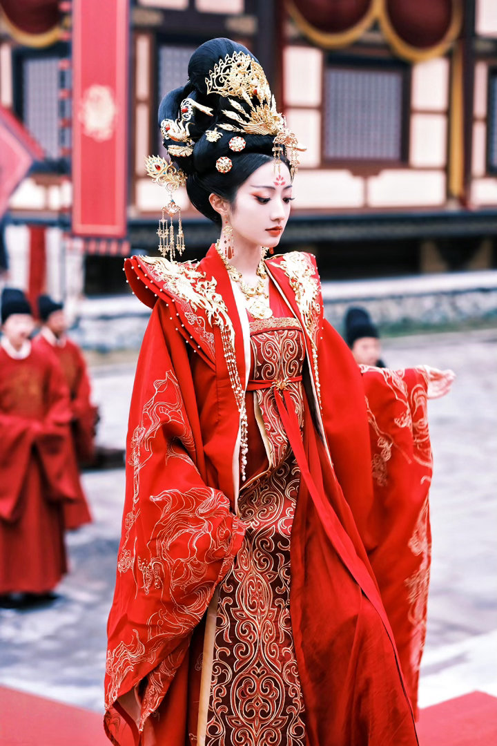 黄羿小白花野心家混合体 小白花的外表，野心家的内核。黄羿这个角色设定本身就带感，
