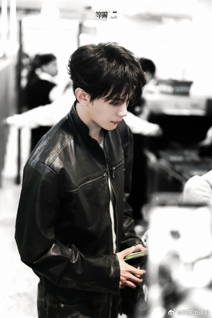 邓凯收信像是在摘豆角 邓凯189身高在机场收信名场面火了！被粉丝包围也丝毫不影响