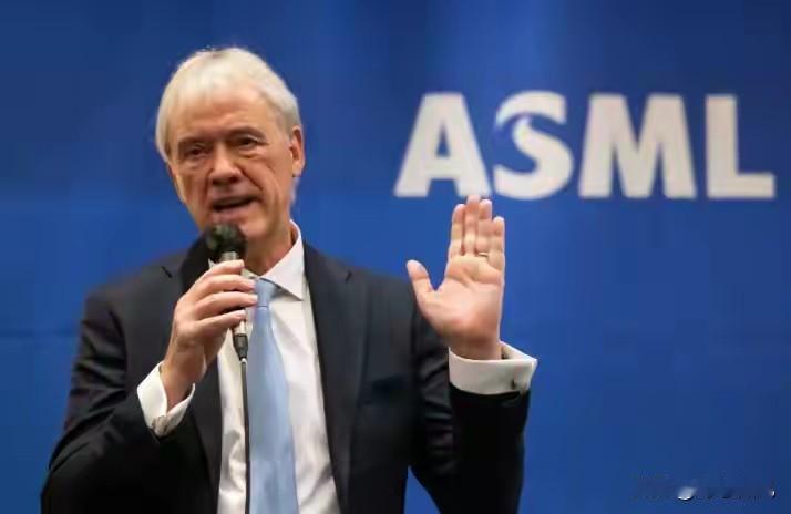 美专家：中国人不可怕，可怕的是他们买了光刻机，却不用来造芯片。
 
这话听着有点