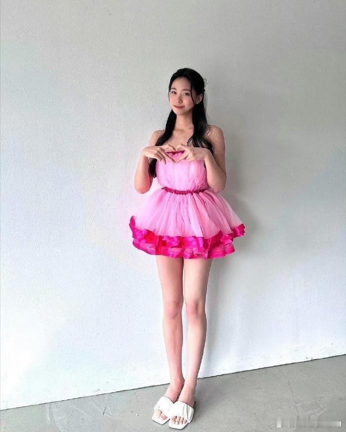 小s二女儿的脚真大，像两艘船。 